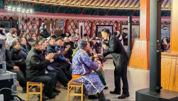 中国正规股票app排名 全总文工团文艺轻骑兵与内蒙古乌兰牧骑联合跨年慰问北疆职工